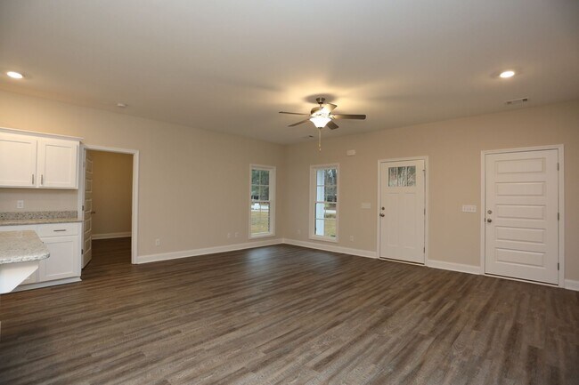 Foto del edificio - 4 Bedroom Brick House Available TODAY!