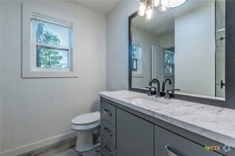 Building Photo - 4013 Valley View Dr