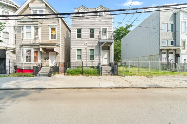Vista frontal - 114 Littleton Ave