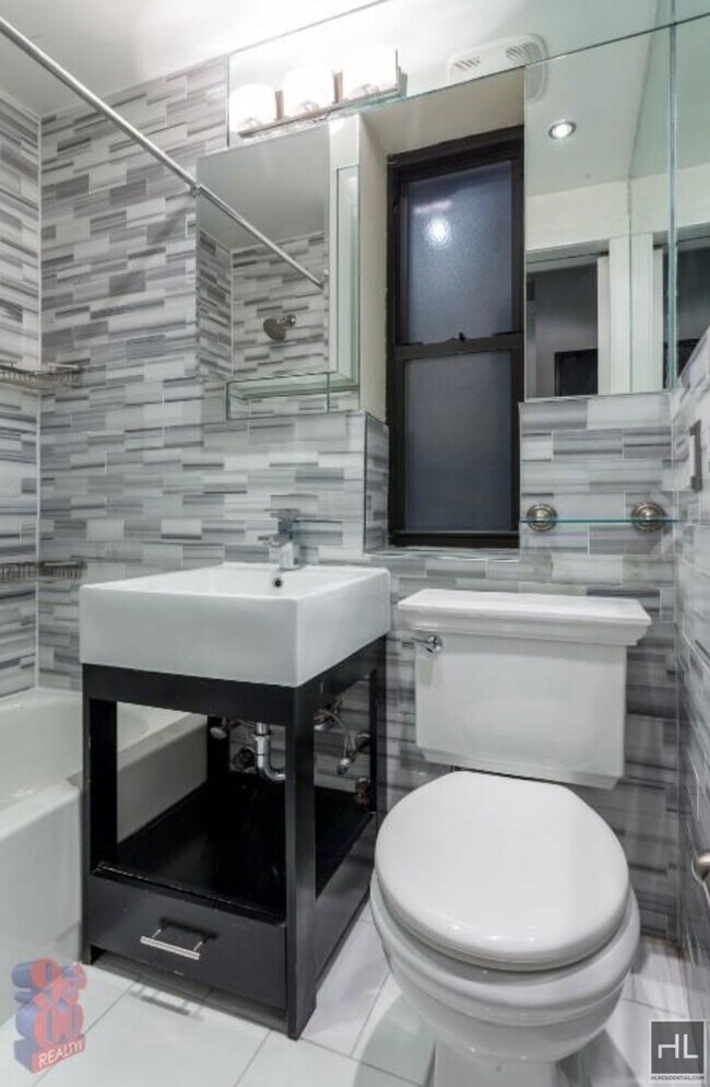 Building Photo - RIDGE ST.