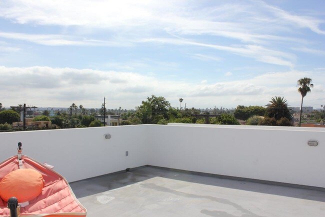 Foto del edificio - 660 Rose Ave