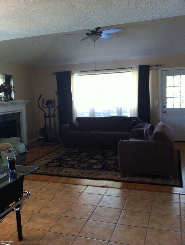 Foto del edificio - 10850 Spruce Dr N