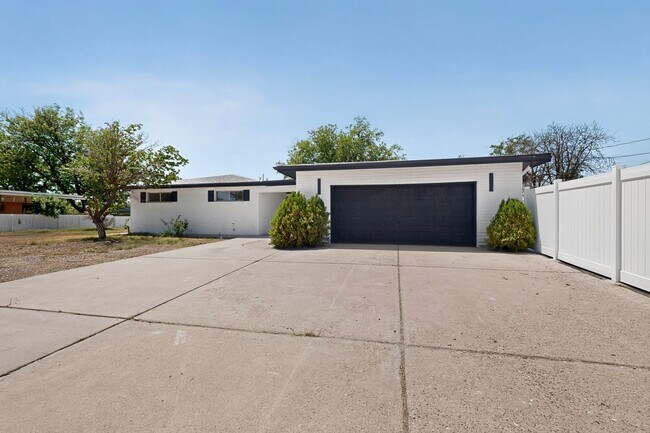 Building Photo - 824 Ortega Rd NW