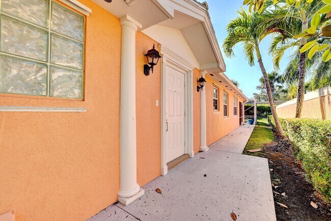 Building Photo - 12135 SW Elsinore Dr
