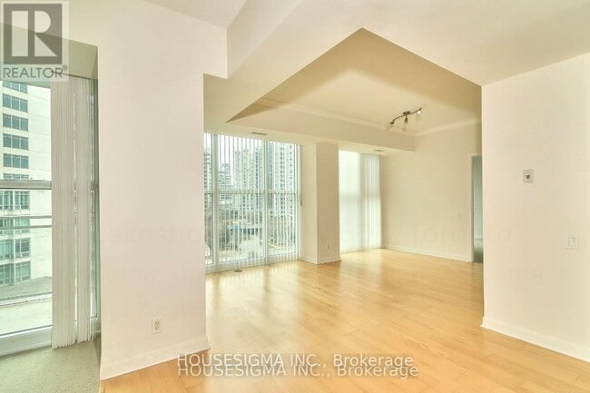 Photo du bâtiment - 2067-2067 Lake Shore Blvd W