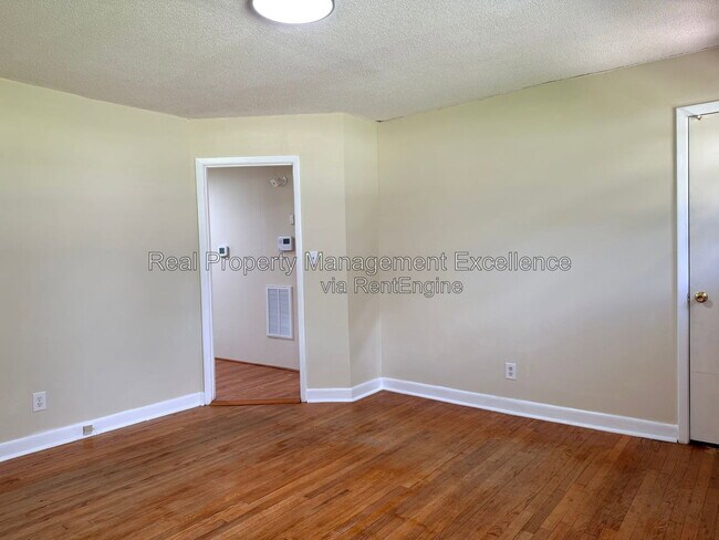 Foto del edificio - 415 W 2nd St
