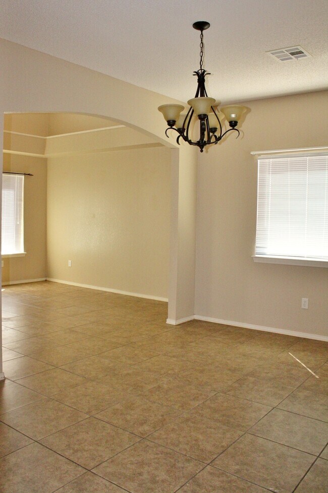 Foto del edificio - ELEGANT EASTSIDE HOME FOR RENT