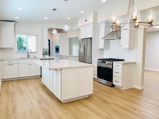 Building Photo - STUNNING 5BD/3BA RESIDENCE IN SERRA MESA! ...