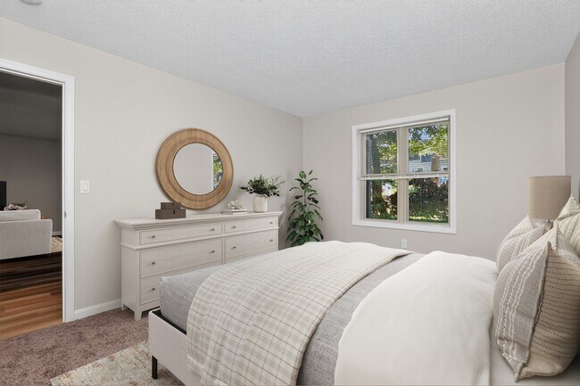 Transforma tu hogar en Eagle Rock Apartments en Mohegan Lake. Esta habitación de diseño exquisito cuenta con luz natural, decoración moderna y un ambiente acogedor. ¡Mejora tu estilo de vida y programa una visita hoy mismo! - Eagle Rock Apartments at Mohegan Lake