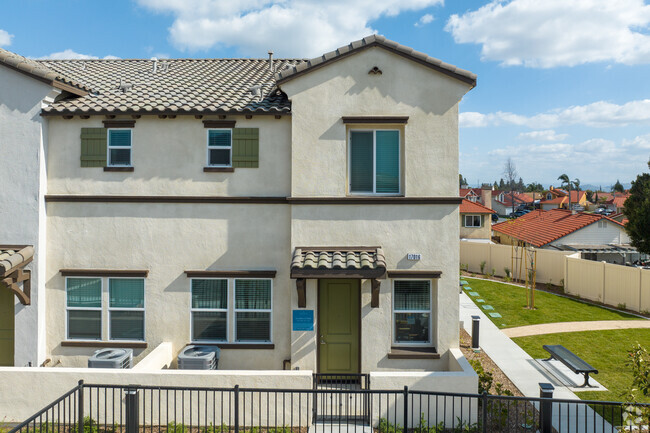 Oficina de arrendamiento en la entrada - Calista Luxury Townhomes