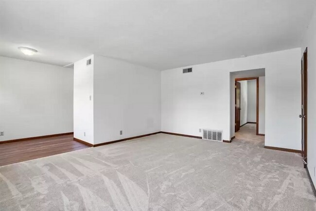 Foto del edificio - 2 Bedroom (with bonus craft room/ office) Condominium in Coralville.