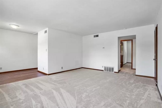 Building Photo - RENT REDUCED - 2 Bedroom (with bonus craft room/ office) Condominium in Coralville.
