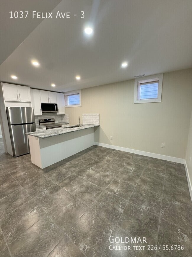 Photo du bâtiment - Newly updated lower unit in convenient loc...