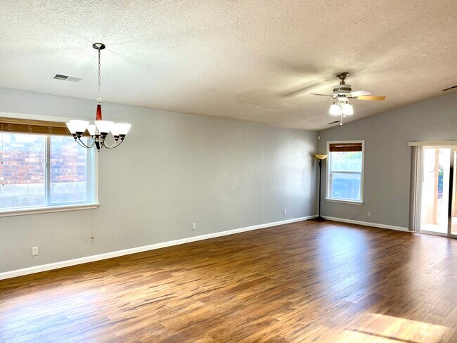 Comedor/Sala de estar (2/3) - 909 Tony Sanchez Dr SE