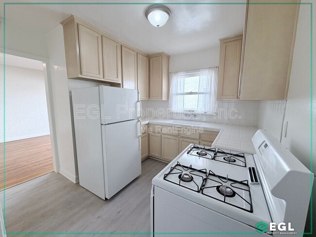 Building Photo - 807 N Martel Ave