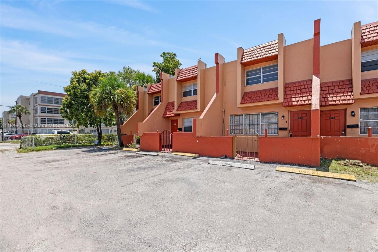 Foto principal - 4045 NW 19th St