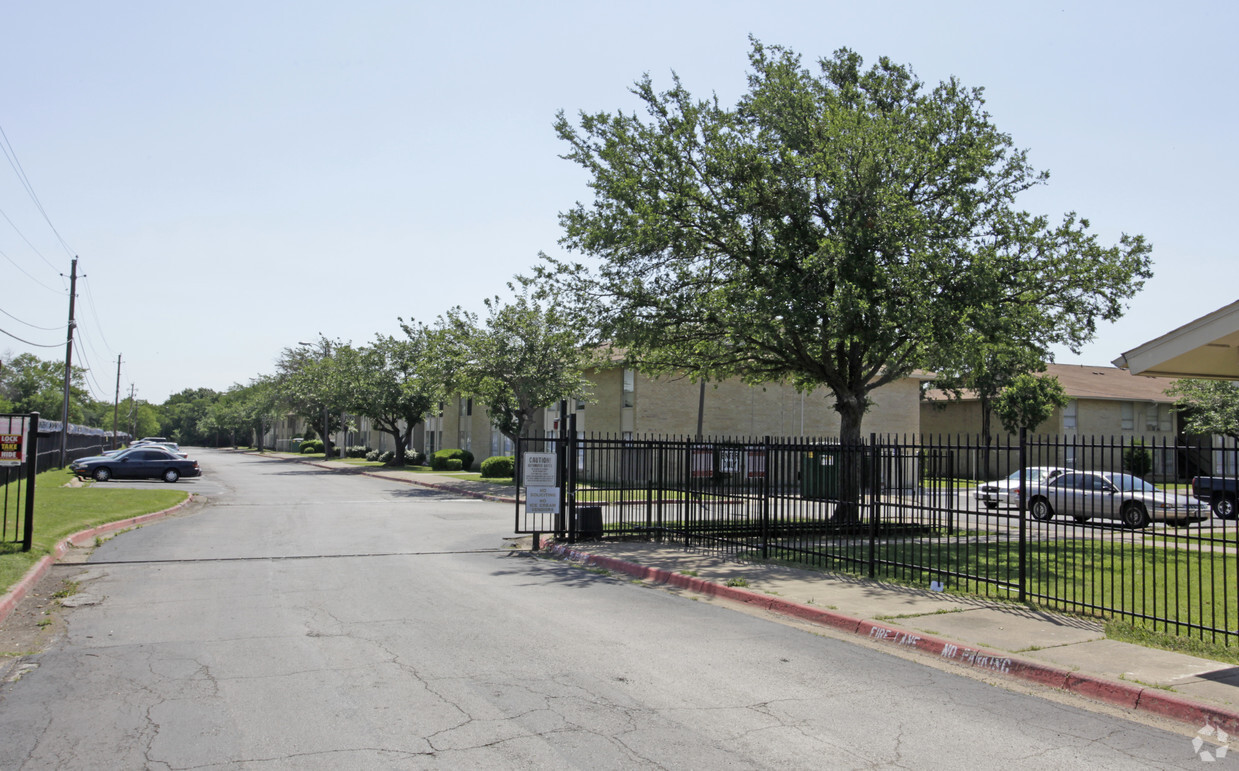 Primary Photo - Creekside Villas Apartments