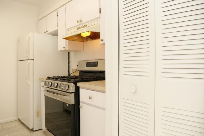Building Photo - Spacious 2 Bedroom 2 Bath with Garage Avai...