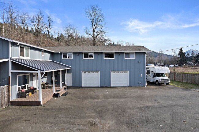 Building Photo - Spacious 6BR House in Orting