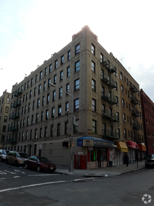 Building Photo - 2850 Creston Ave