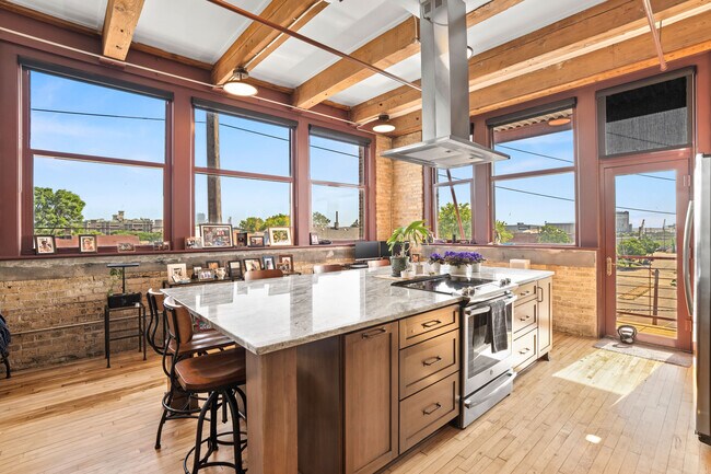 Building Photo - 215 W Maple St