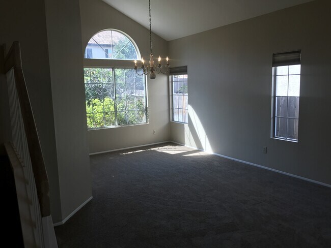 Building Photo - Upgraded 2 Story Air Conditioned Home in S...