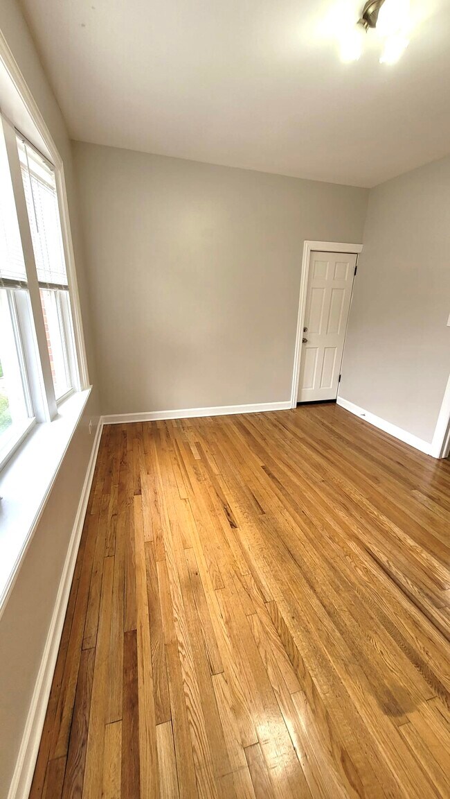 Building Photo - 6836 W Wrightwood Ave