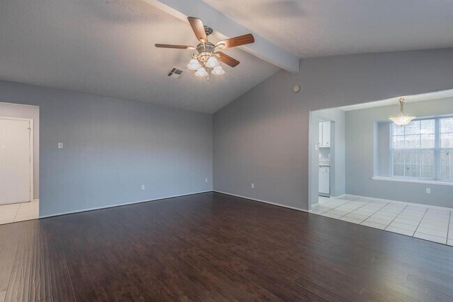 Foto del edificio - 9346 Willow Wood Ln