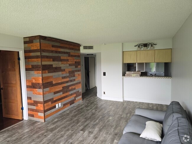 Building Photo - 10014 Twin Lakes Dr