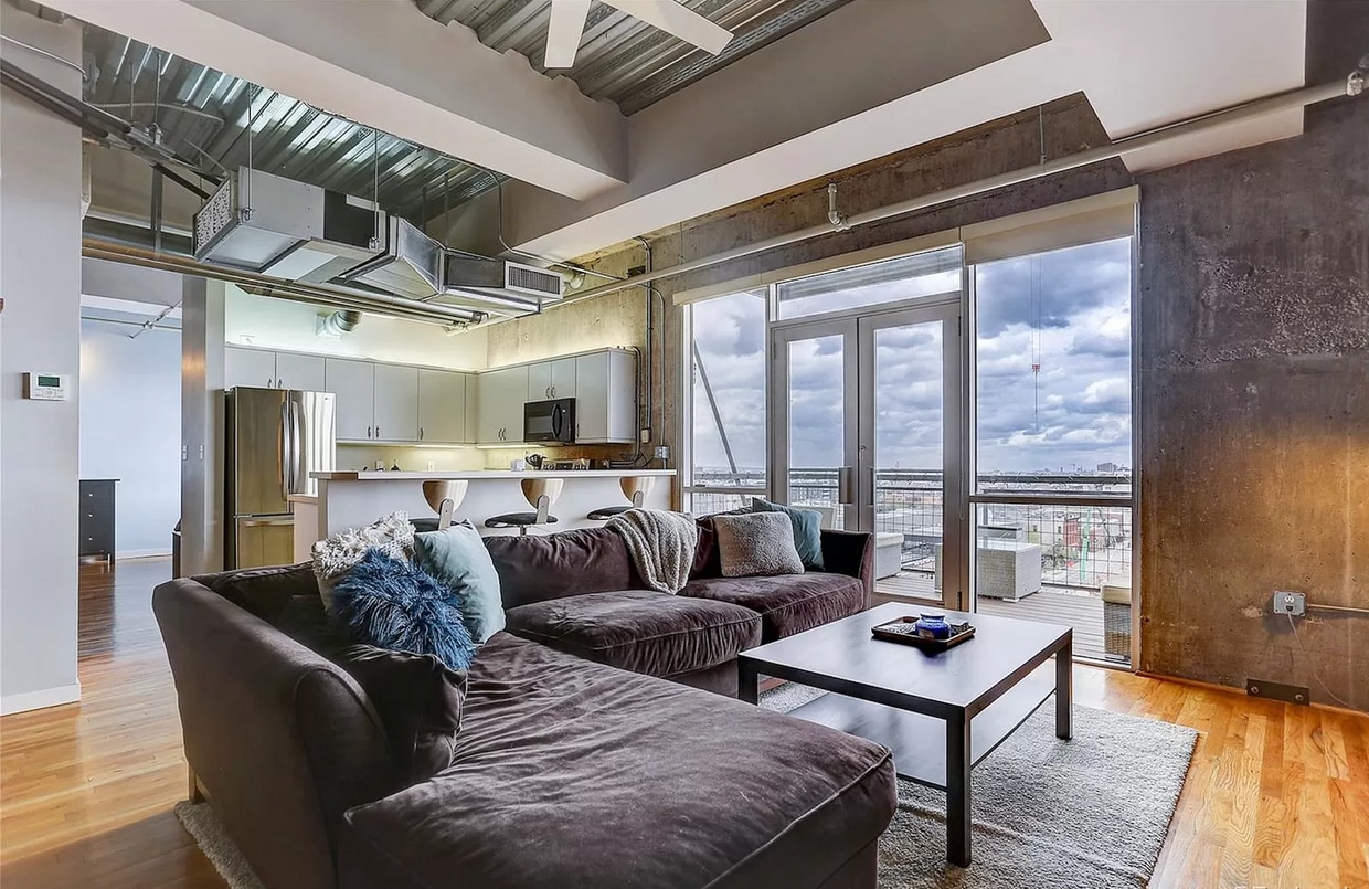 Beautiful and Spacious Loft-Style Condo 1 Bed/1.5 Bath Near Ballpark - Beautiful and Spacious Loft-Style Condo 1 Bed/1.5 Bath Near Ballpark