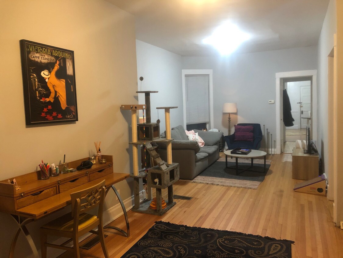 Bay window perspective - 1333 W Barry Ave