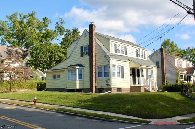 Foto del edificio - 102 Paterson Ave