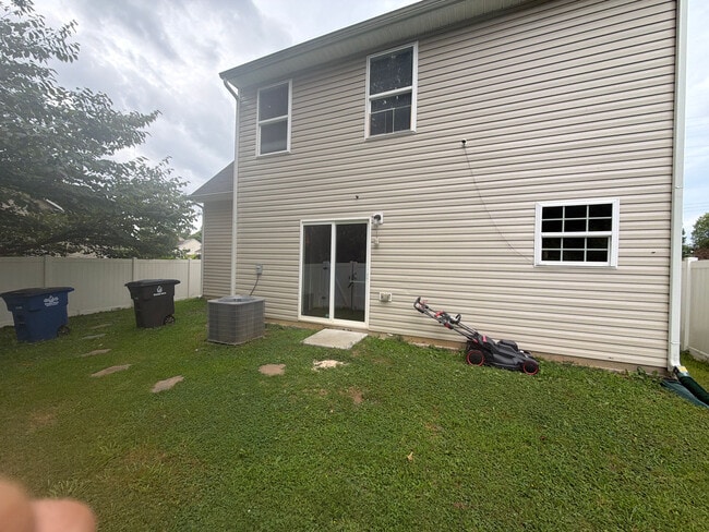 Building Photo - Room in House on Meredith Woods Ln