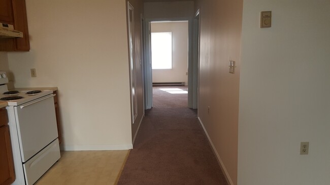 Building Photo - Spacious 2 bedroom 1 Bathroom apartment in...