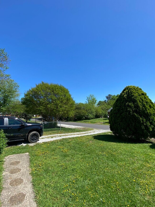 Building Photo - Henrico County house! Large fenced back ya...