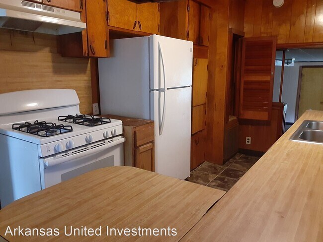 Building Photo - 4 br, 3 bath House - 4605 School St.