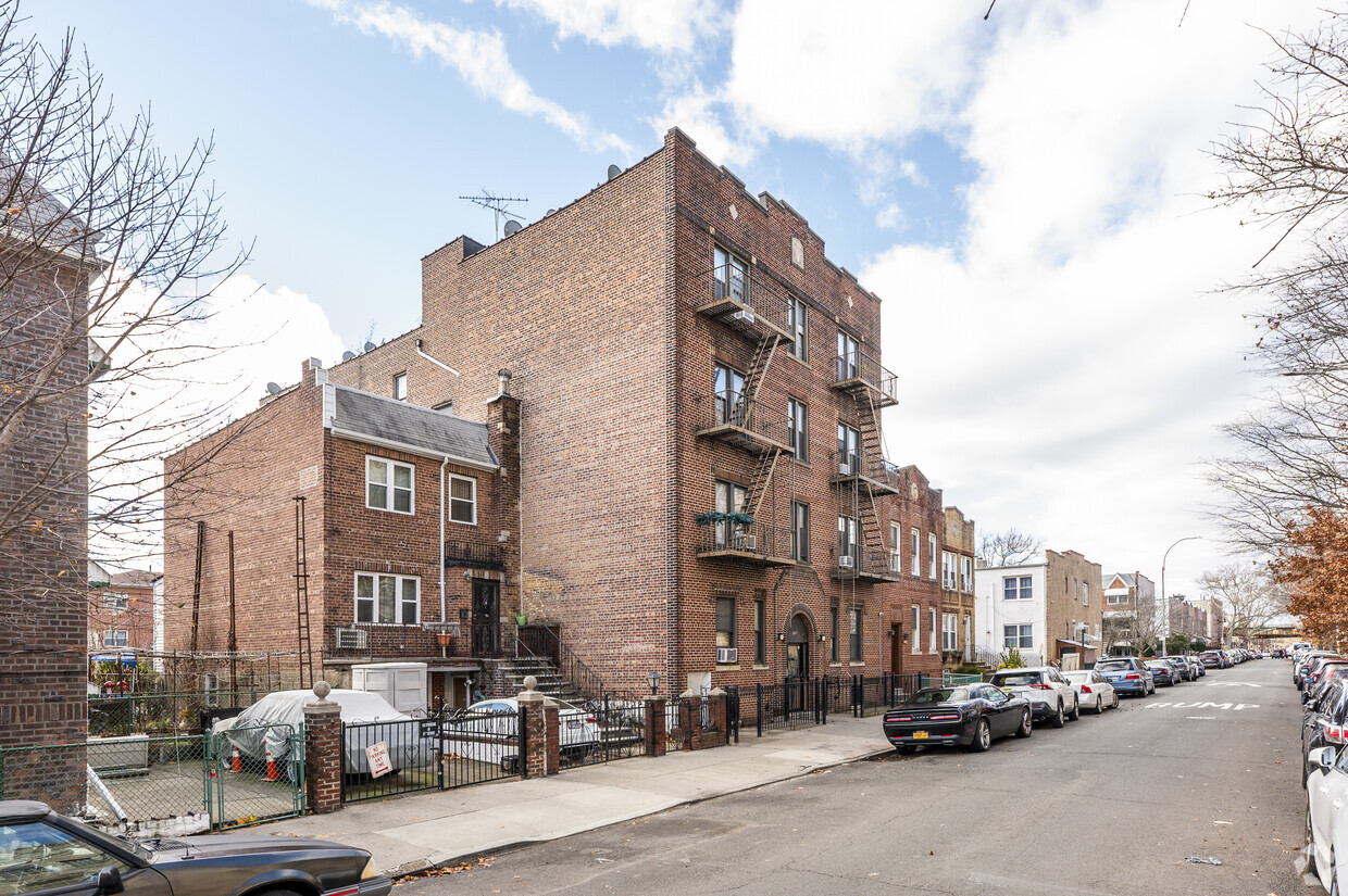 570 66th St - 1570 66th St