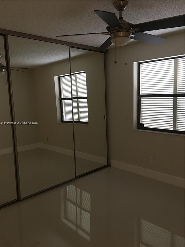 Foto del edificio - 10951 N Lakeview Dr