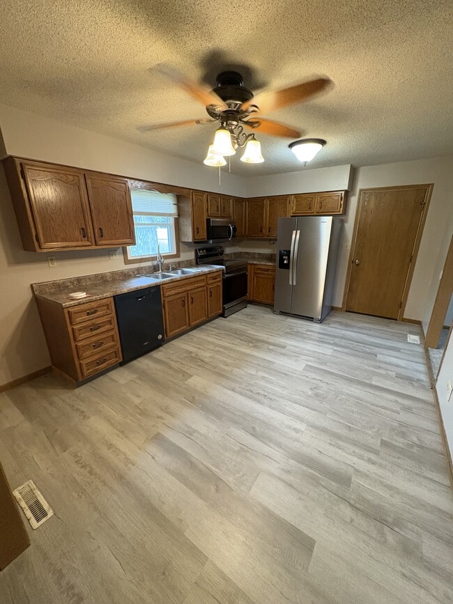 Building Photo - 402 Rolling Green Dr