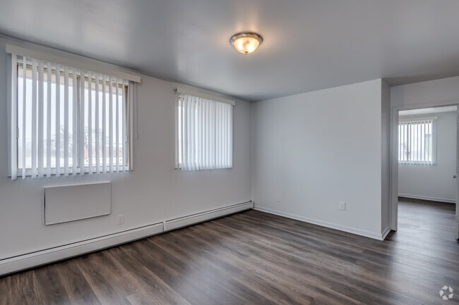 2 BR, 1 BA - 850SF - 2920 W Highland Blvd