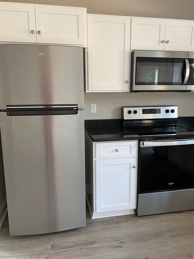 Building Photo - 3 Bedroom 2.5 Bath Townhome!! Deluxe Unit