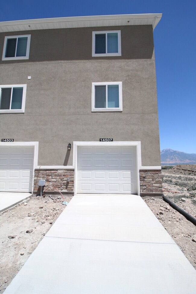 Single Car Garage - 14507 S. Abbey Bend Lane