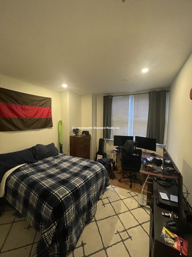 Building Photo - 550 E 3rd St