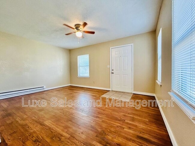 Building Photo - 421 E Showalter Dr