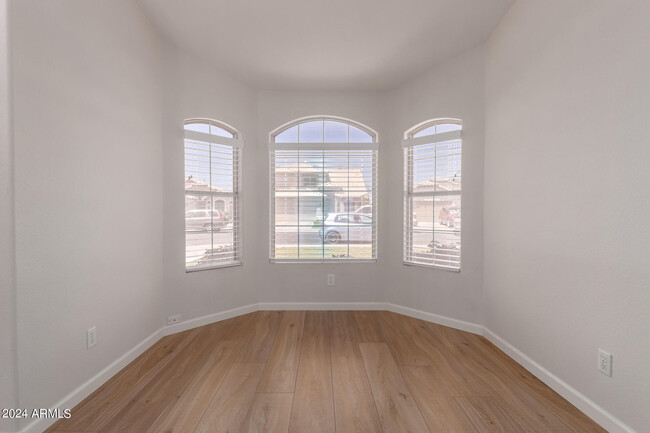 Foto del edificio - 1435 E Silver Creek Rd