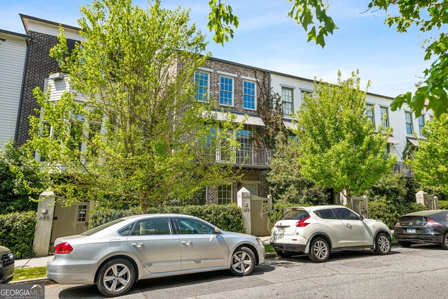 Building Photo - 683 Fraser St SE