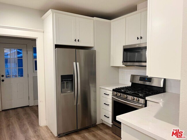 Building Photo - 1564 W 47th St