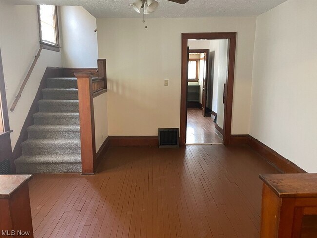 Foto del edificio - 98-100 E Mapledale Ave