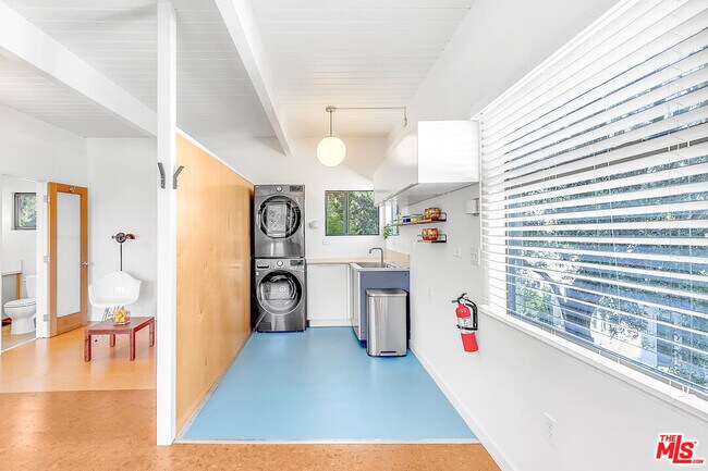 Foto del edificio - 2460 N Gower St