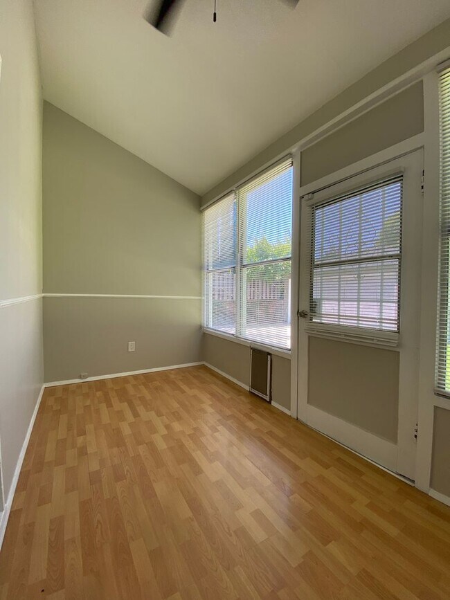 Foto del edificio - 2335 S Garth Ave